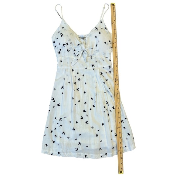 Flattering Silhouette Playful White Bird Dress Medium 🤍🤍 - Picture 6 of 11